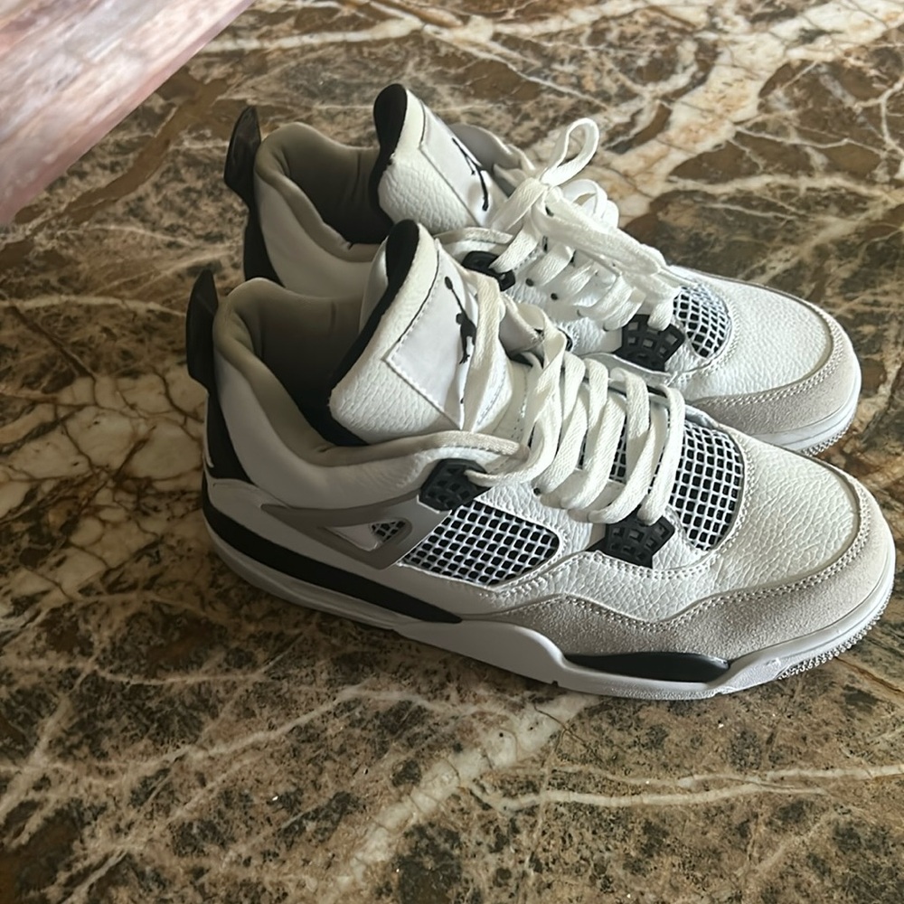 Military black Jordan 4 size 8 men’s